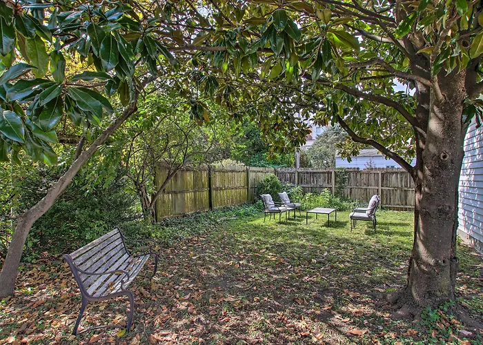 Cottage W/ Yard, Walk To Historic Attractions