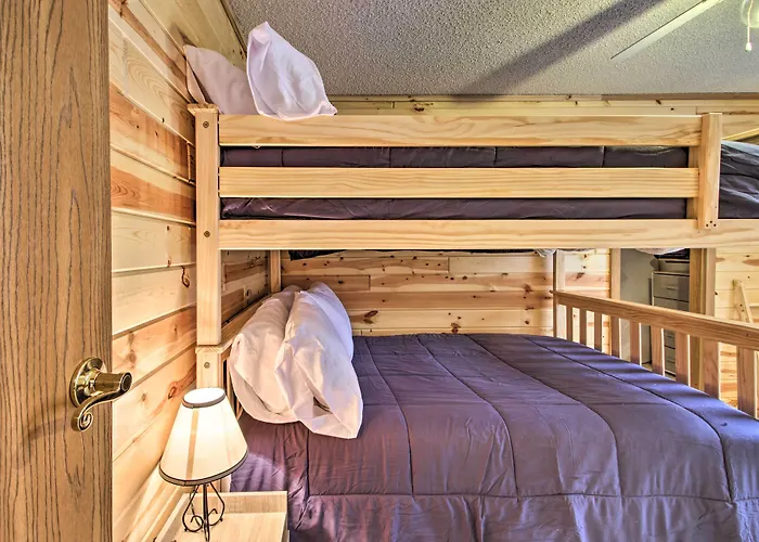 Cozy Crosby Cabin Near Serpent Lake + Main St