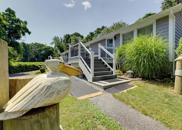 Coastal Getaway W/ Porch, 2 Mi To Niantic Beach!