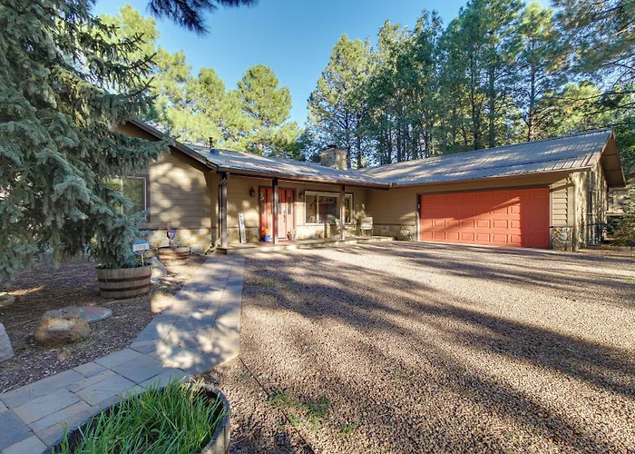 Dog-Friendly Home On Pinetop Lakes Course!