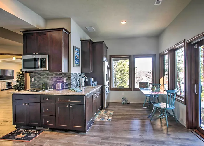 Luxurious Liberty Lake Hideaway W/ Hot Tub!