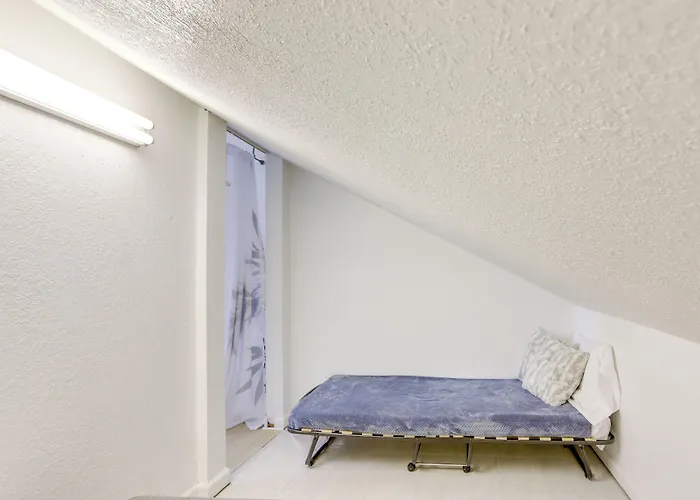 Charming Condo On Lake Erie W/ Community Pool
