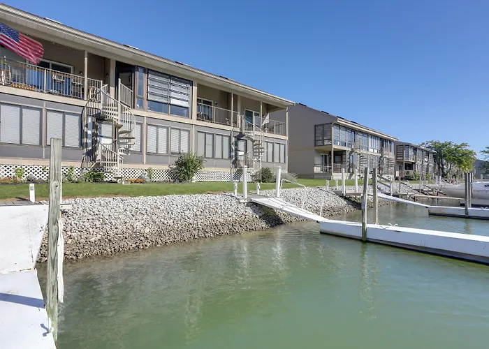 Charming Condo On Lake Erie W/ Community Pool