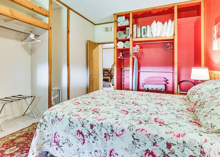 La Crescent Cottage On Minnesota Bluffs W/ View!