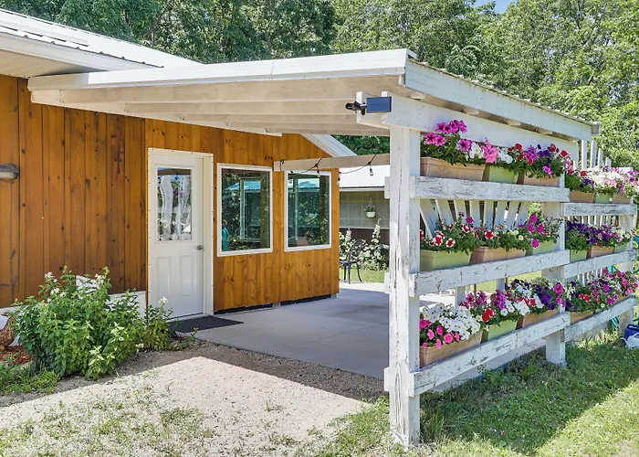 La Crescent Cottage On Minnesota Bluffs W/ View!