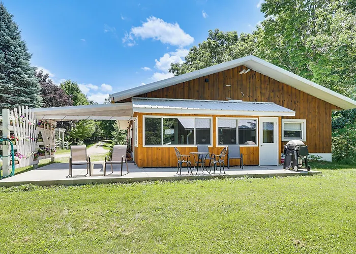La Crescent Cottage On Minnesota Bluffs W/ View!