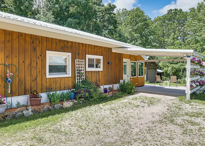 La Crescent Cottage On Minnesota Bluffs W/ View!