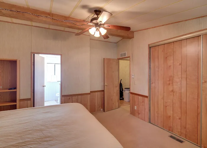 Bullhead City Home W/ Fire Pit - Walk To Co River!