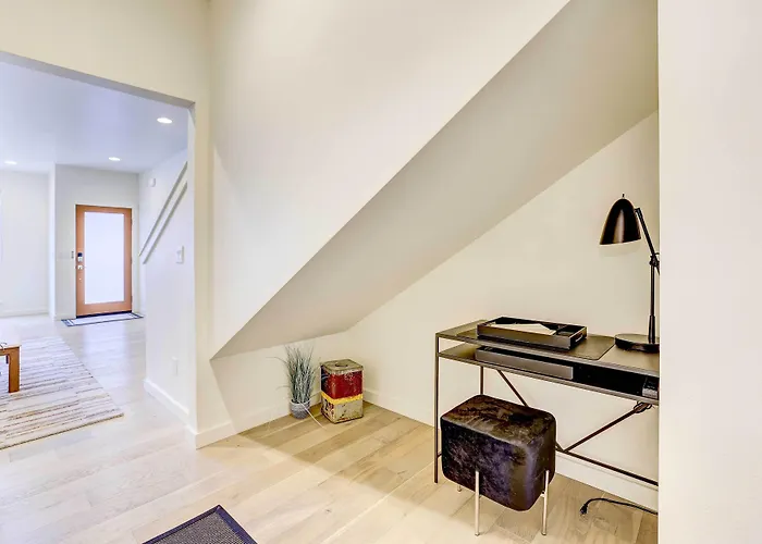 Beautiful Townhome - Steps To Downtown Boise!