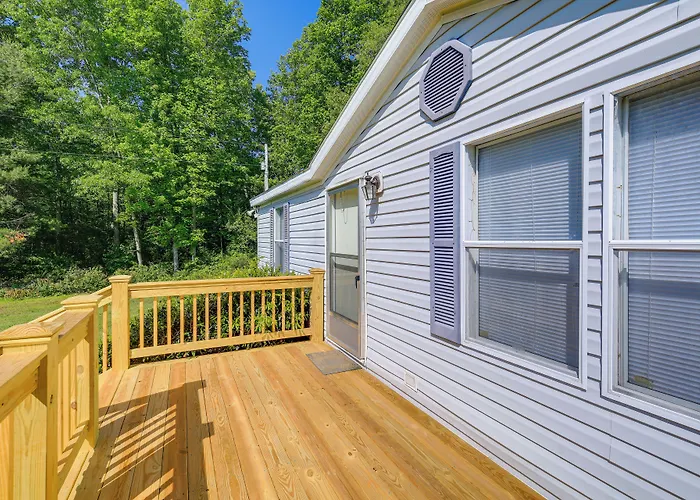 Serene Home: 2 Decks, 3 Mi To Blue Ridge Pkwy