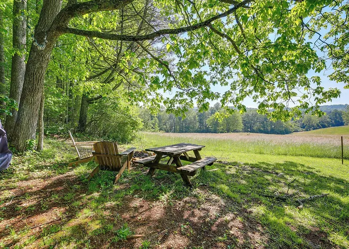 Serene Home: 2 Decks, 3 Mi To Blue Ridge Pkwy