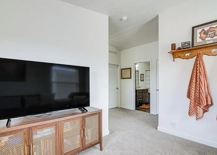 Secluded Boulder House - Next To National Forests!