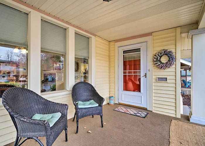 Peaceful Wine Country Getaway - Walk To Downtown!