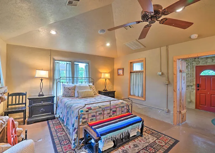 Enchanting Hilltop Cottage In Medicine Park!