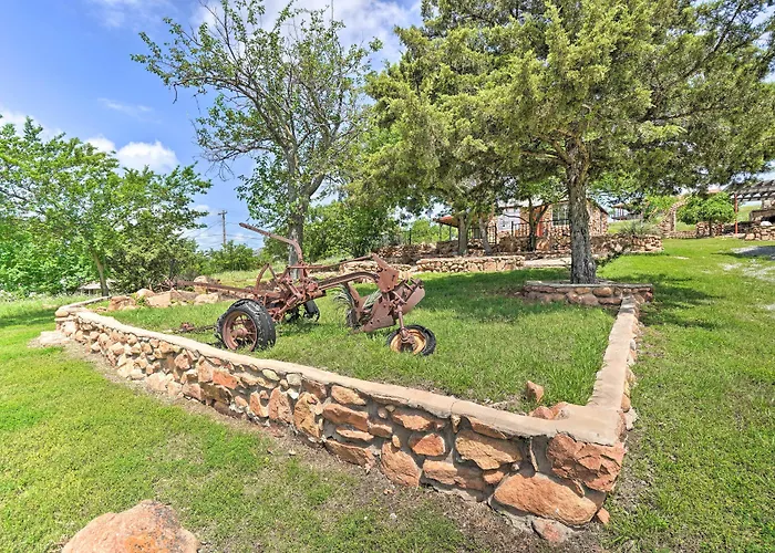 Enchanting Hilltop Cottage In Medicine Park!