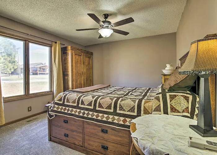 Milford Lake Vacation Rental: Walk To Beach!