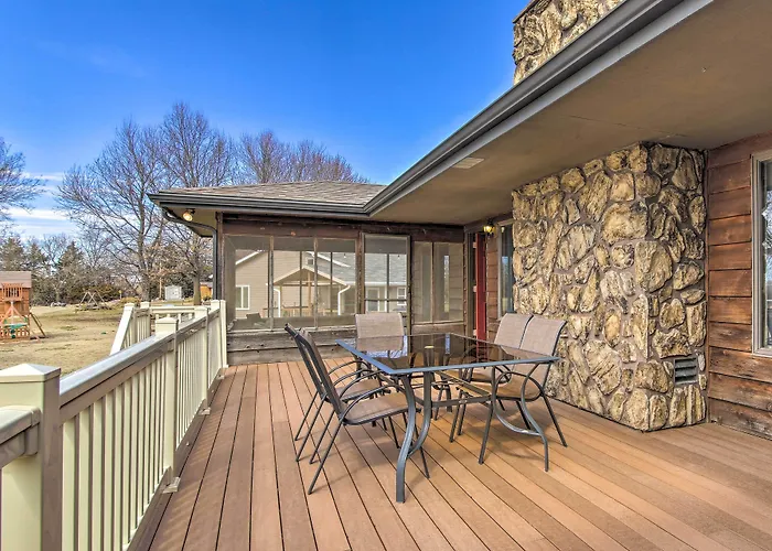 Milford Lake Vacation Rental: Walk To Beach!