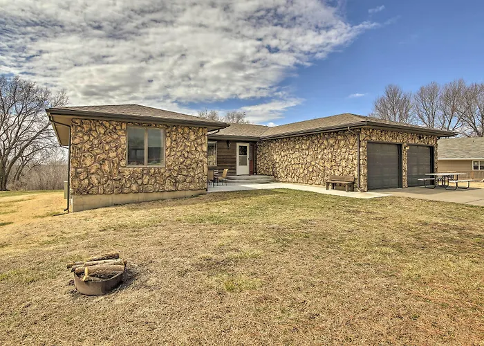 Milford Lake Vacation Rental: Walk To Beach!