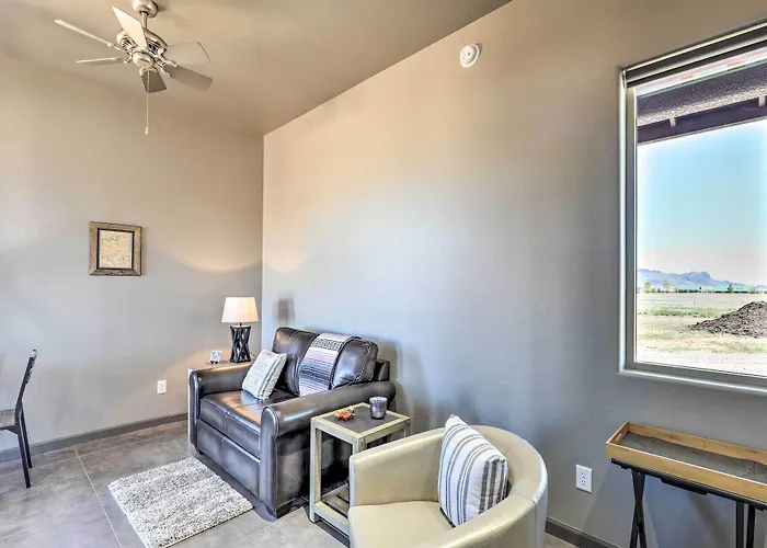 Modern Elgin Home: Walk To Wineries + Pets Welcome