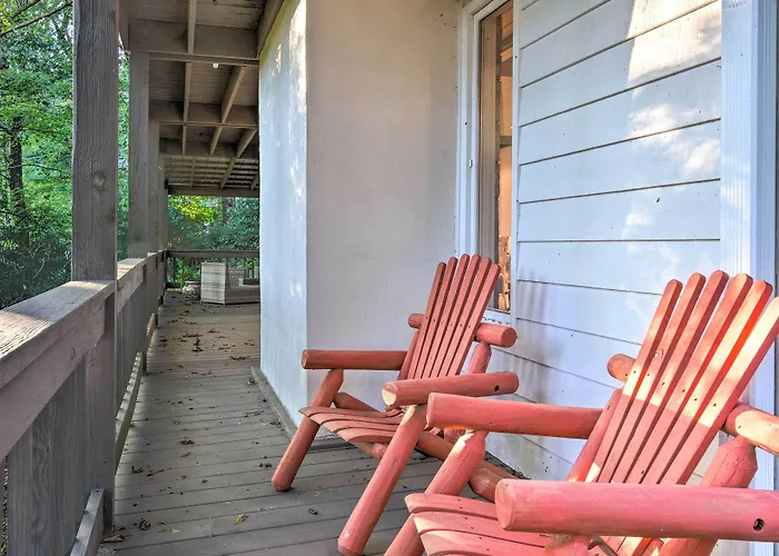 Highlands Home W/ Fireplace, Views, & Trails!