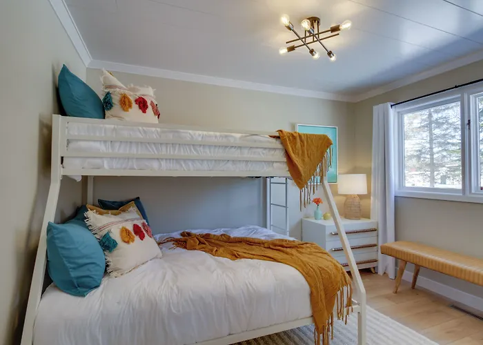 Home Rental On Detroit Lake: Dock, Game Room!