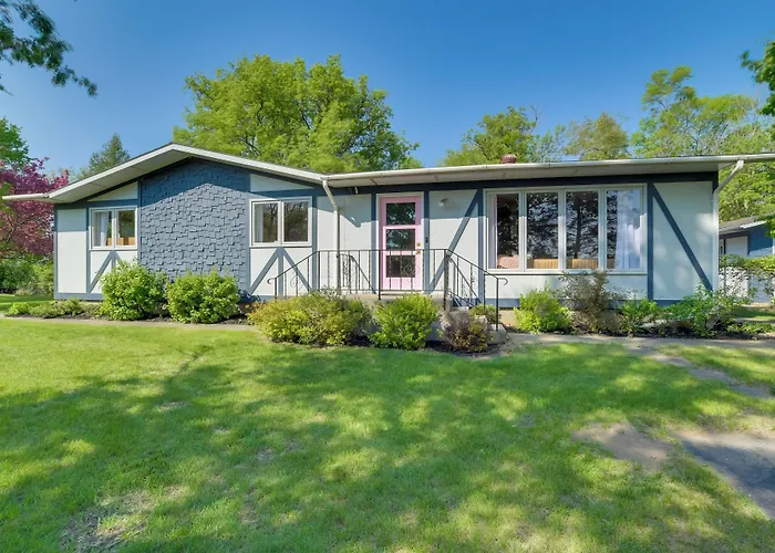 Home Rental On Detroit Lake: Dock, Game Room!