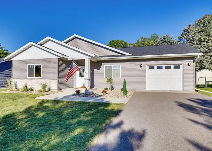 Mankato Getaway W/ Game Room & Salt Water Hot Tub!