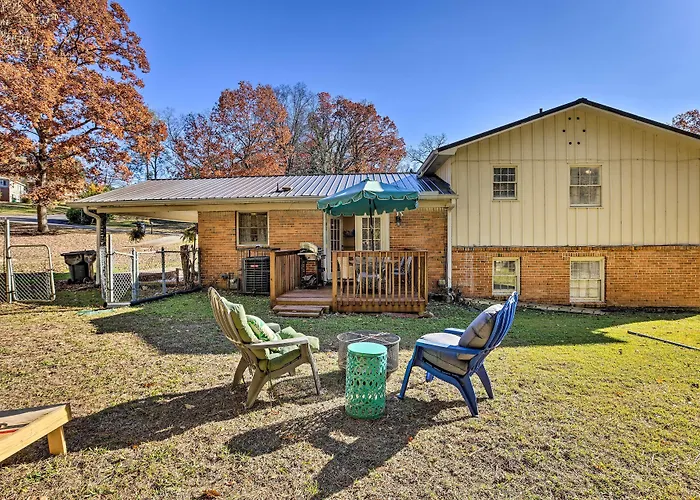 Modern Birmingham Escape W/ Yard + Fire Pit!