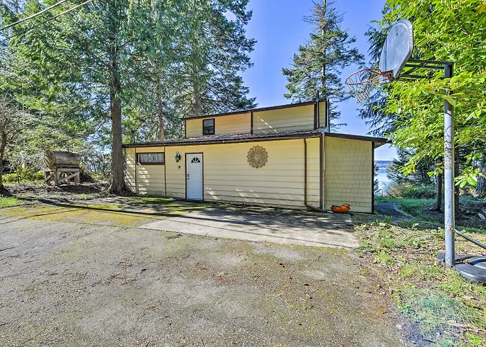 Cozy Beachouse: View & Deck, Steps From Skagit Bay