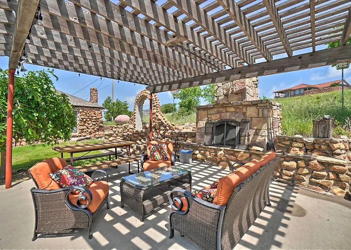 Charming Hilltop Cottage In Medicine Park!