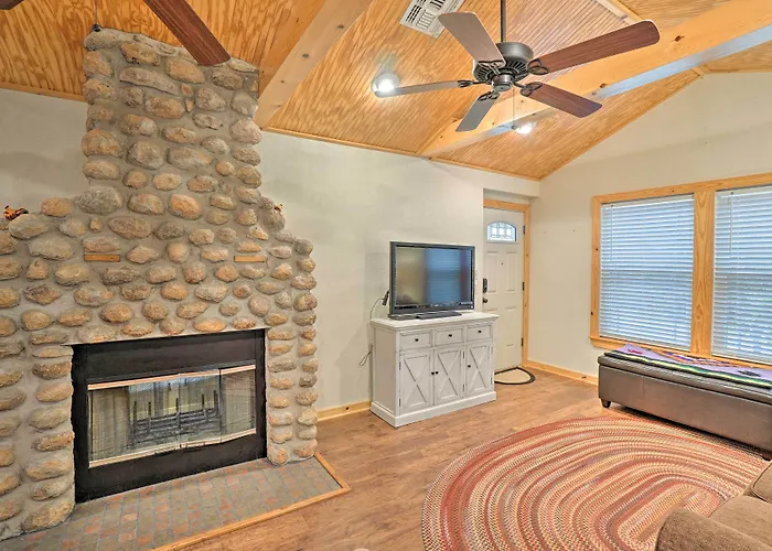 Charming Hilltop Cottage In Medicine Park!