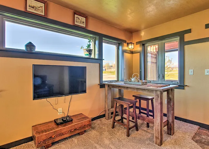 Updated Townhouse W/ Pergola, Walk To Downtown!