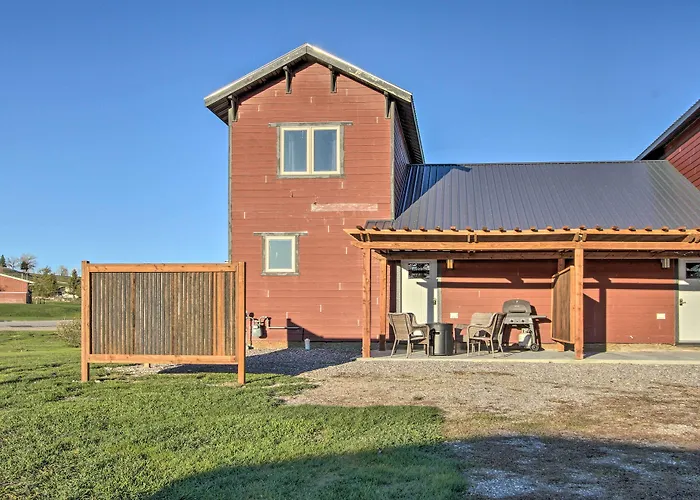 Updated Townhouse W/ Pergola, Walk To Downtown!