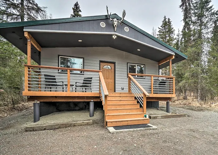 Cozy Downtown Soldotna Cabin: Dogs Welcome!