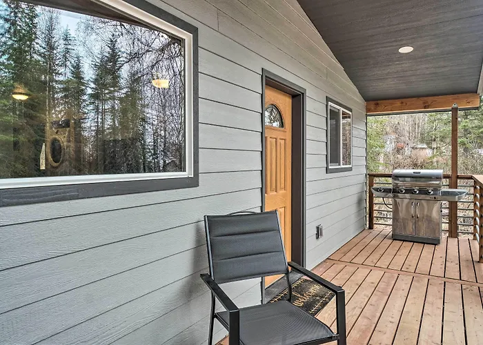 Cozy Downtown Soldotna Cabin: Dogs Welcome!