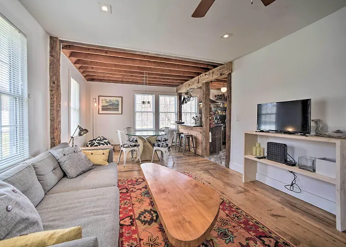 Charming Cottage W/ Yard - 2 Mi To Tinker St!