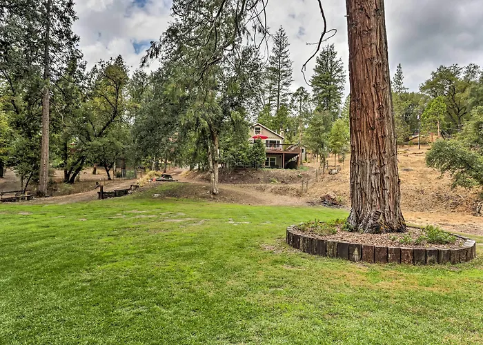 Rustic Oakhurst Retreat < 4 Mi To Bass Lake!