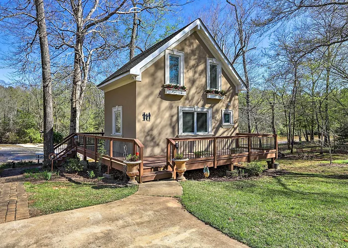 Cozy Creekside Cabin W/ Grill: Fish & Explore!