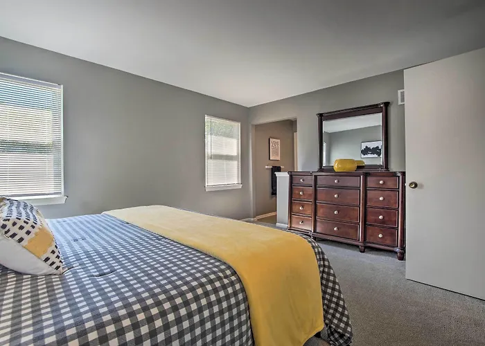 Modern Townhome W/ Fireplace: Near Stoll Park