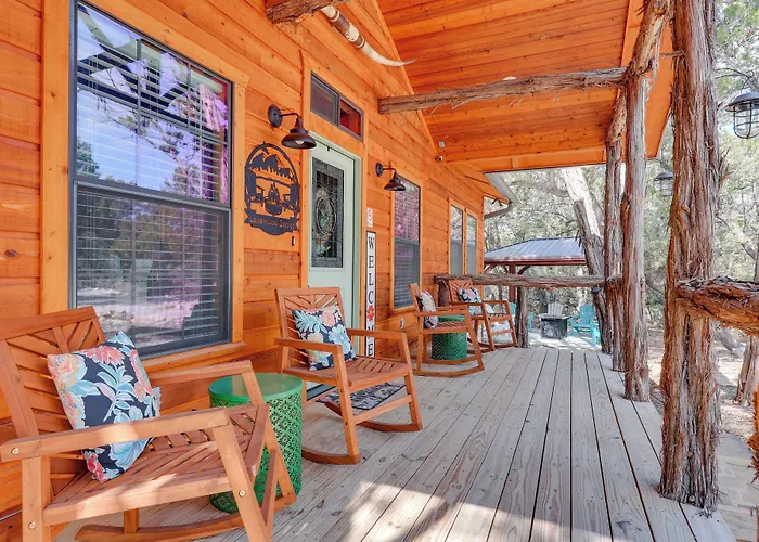 'Lakewood Secret' Cabin ~ 4 Mi To The Lake!