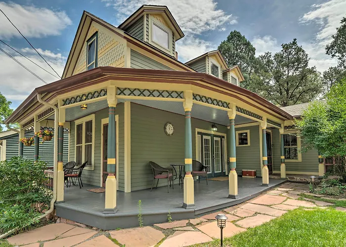 Historic Manitou Springs Victorian: Walk Downtown!