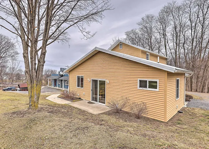 Lovely Finger Lakes Vacation Home Near Seneca Lake