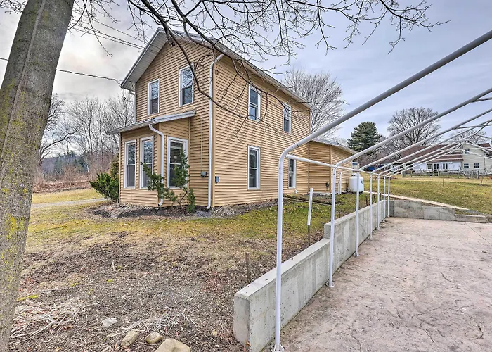 Lovely Finger Lakes Vacation Home Near Seneca Lake