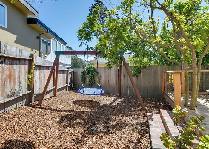 Vacation Rental Home ~ 1 Mi To Carmel Beach!