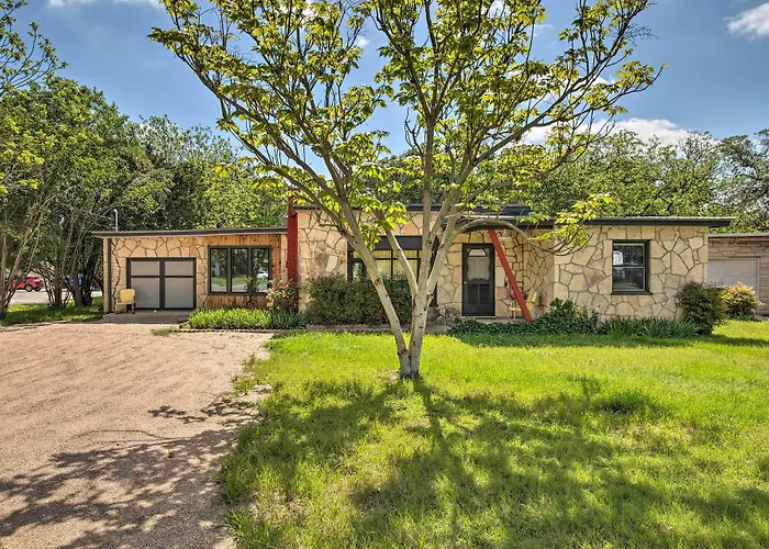 Retro Updated Blanco Abode - Steps To Main Street!