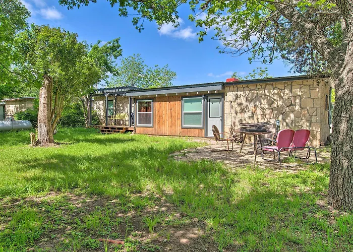 Retro Updated Blanco Abode - Steps To Main Street!