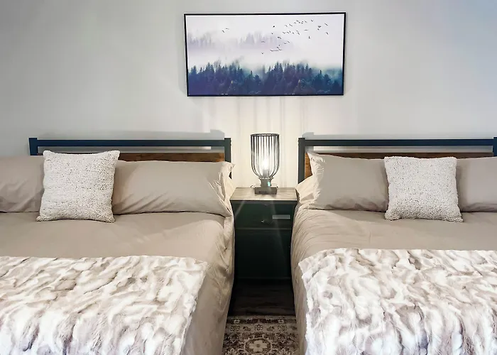Alaska Lake + Lodge At Longmere