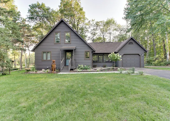 Breezy Point Cabin: Deck W/ Golf Course Views!