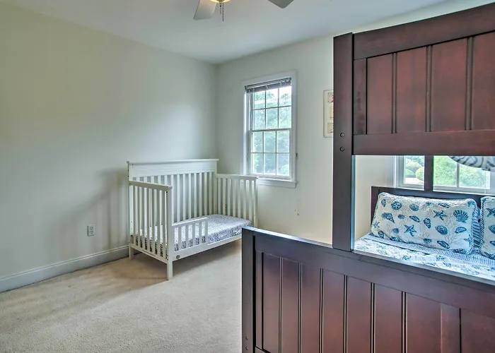 Marion Home W/ Private Deck < 1 Mi From Beach
