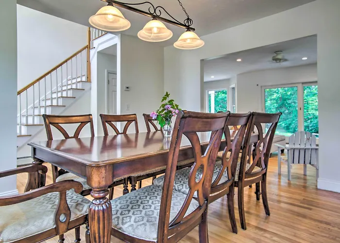 Marion Home W/ Private Deck < 1 Mi From Beach